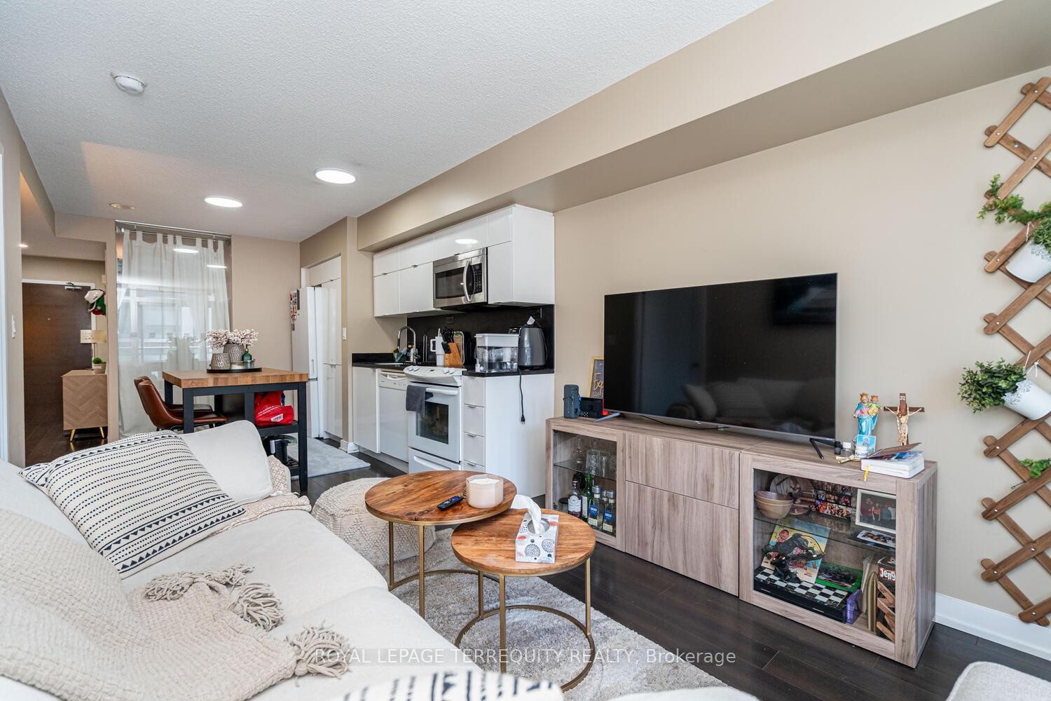 610-151 Dan Leckie Way, Toronto, ON - Indoor Photo Showing Living Room