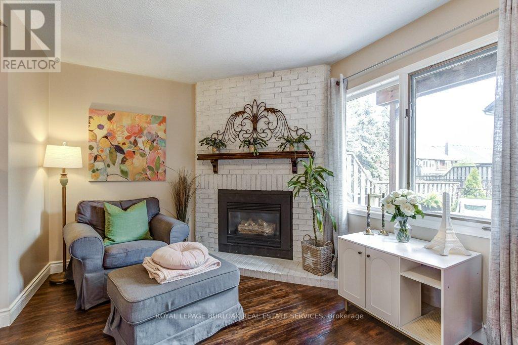 4 Edgewater Drive, Hamilton, ON - Indoor Photo Showing Living Room With Fireplace