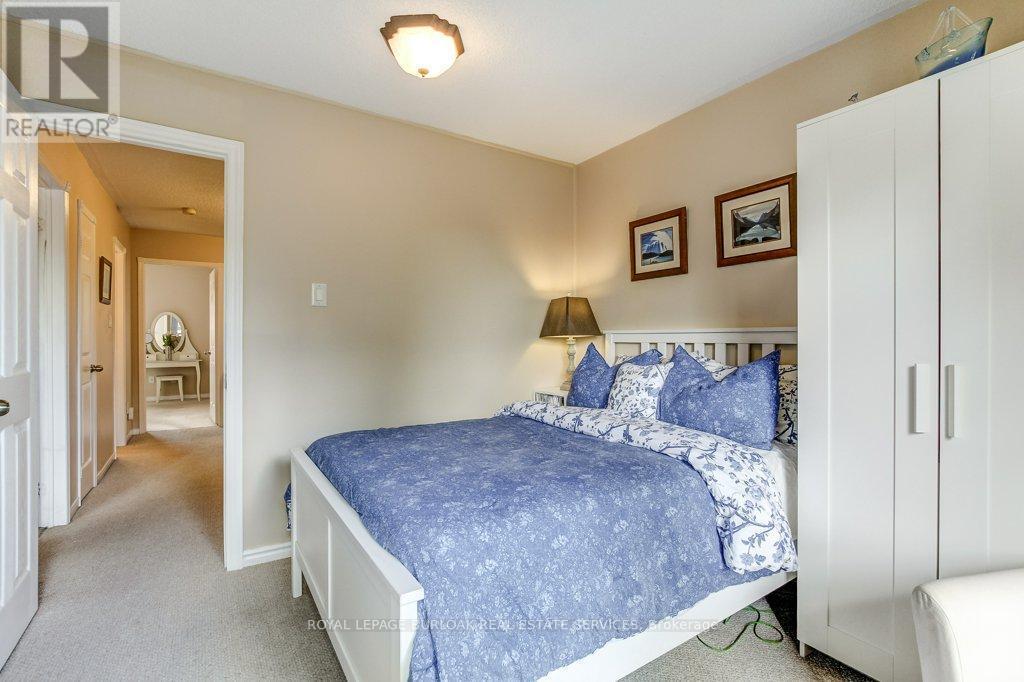 4 Edgewater Drive, Hamilton, ON - Indoor Photo Showing Bedroom