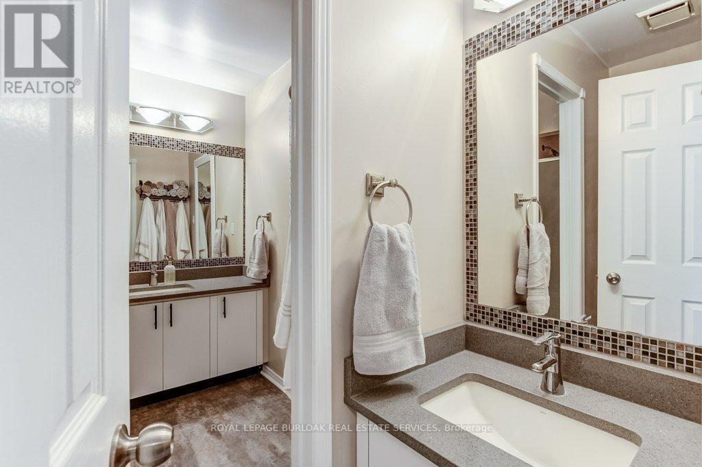 4 Edgewater Drive, Hamilton, ON - Indoor Photo Showing Bathroom
