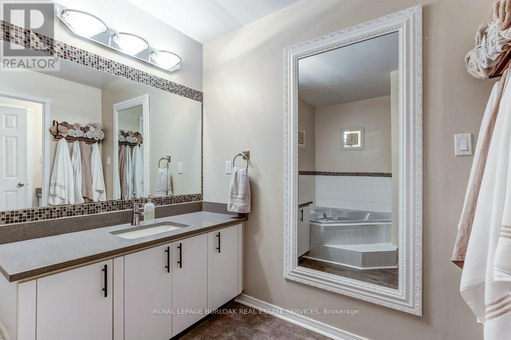 4 Edgewater Drive, Hamilton, ON - Indoor Photo Showing Bathroom