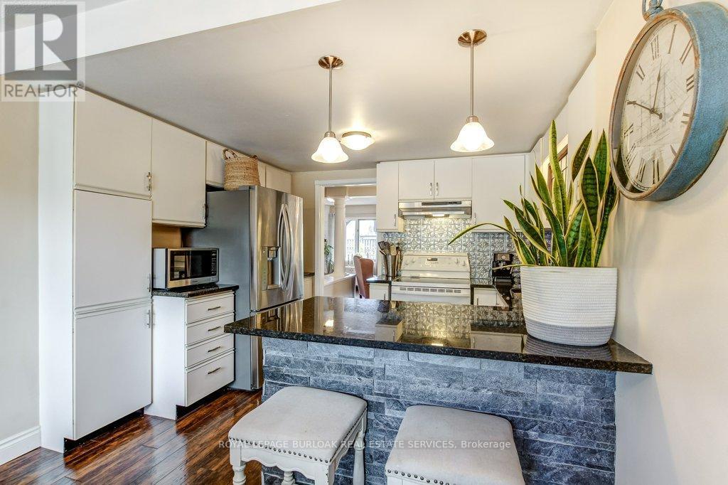 4 Edgewater Drive, Hamilton, ON - Indoor Photo Showing Kitchen