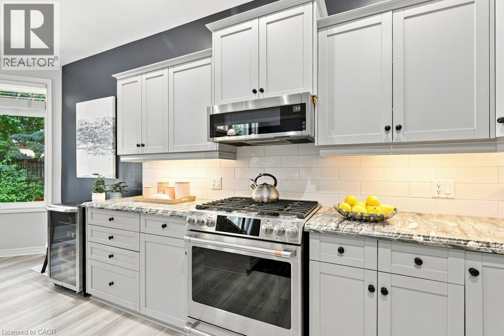 515 Birchleaf Walk, Waterloo, ON - Indoor Photo Showing Kitchen With Upgraded Kitchen