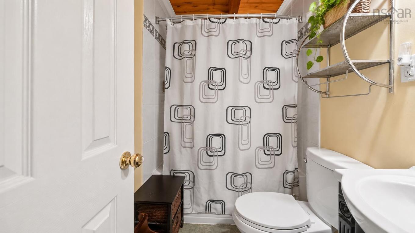 63 Cavendish Road, Halifax, NS - Indoor Photo Showing Bathroom