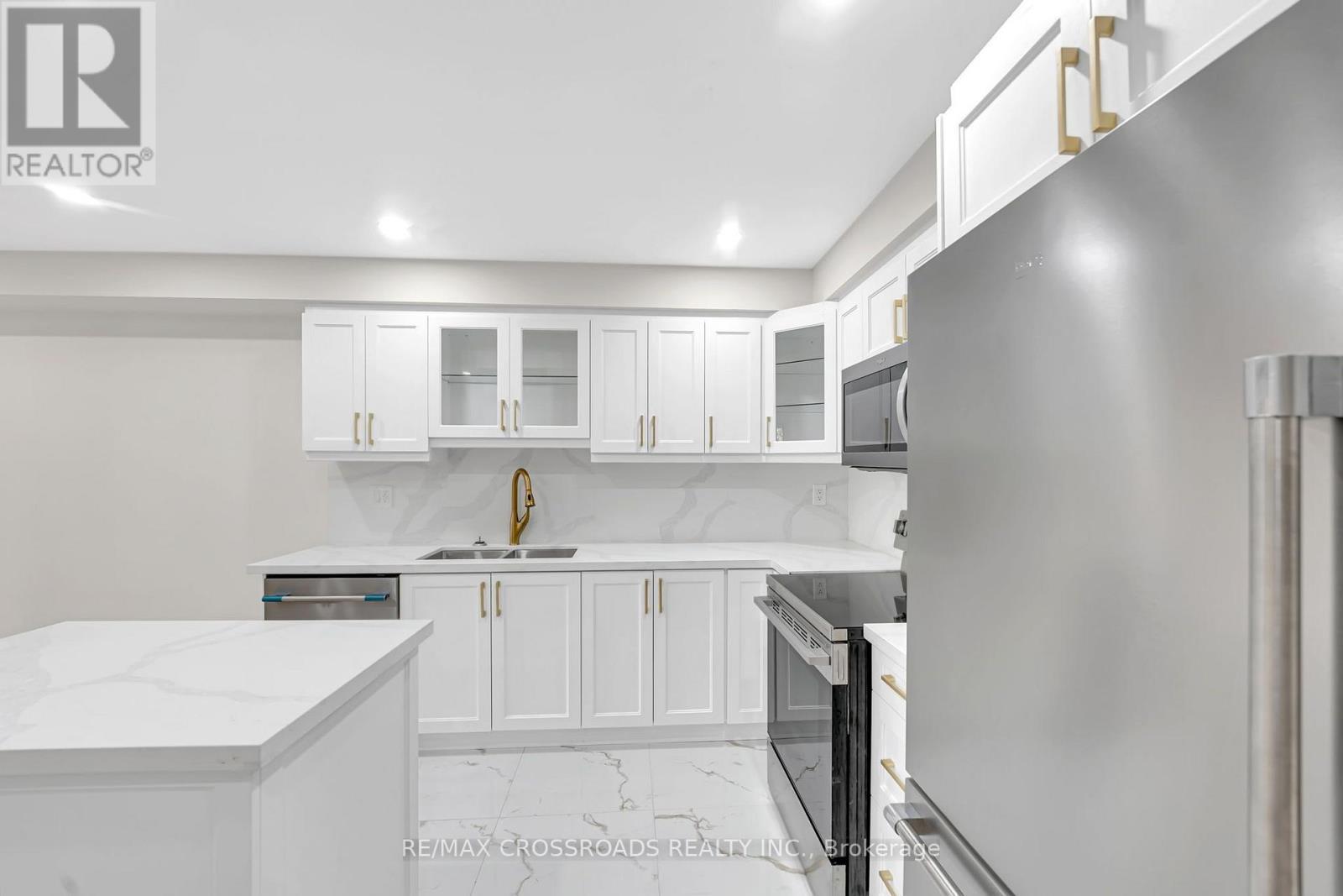 321 Sparrow Circle, Pickering, ON - Indoor Photo Showing Kitchen With Double Sink