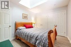 Bedroom with skylight - 