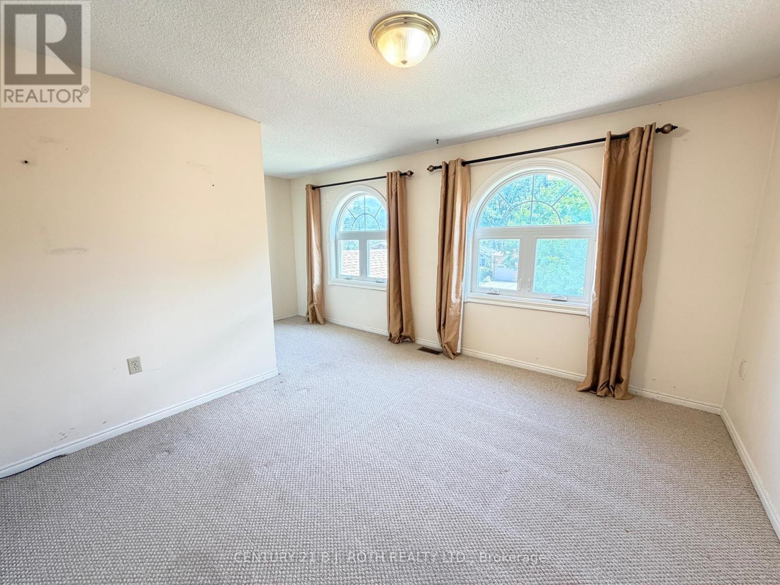 Primary bedroom with lots of light - Upper - 29 Irwin Drive, Barrie, ON