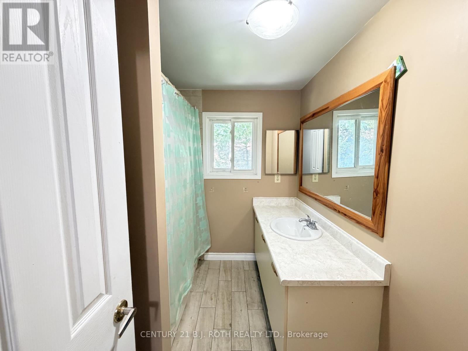2nd level 4 piece bath - Upper - 29 Irwin Drive, Barrie, ON