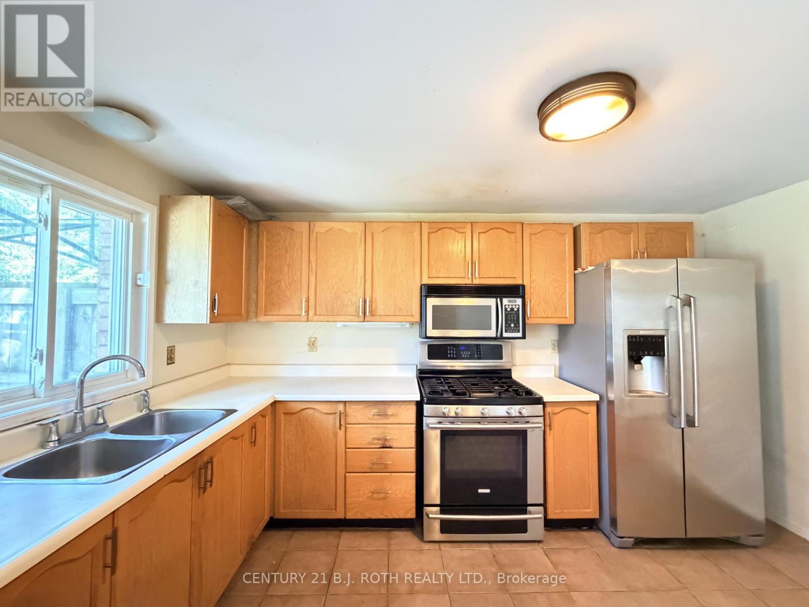 Plenty of kitchen storage - Upper - 29 Irwin Drive, Barrie, ON