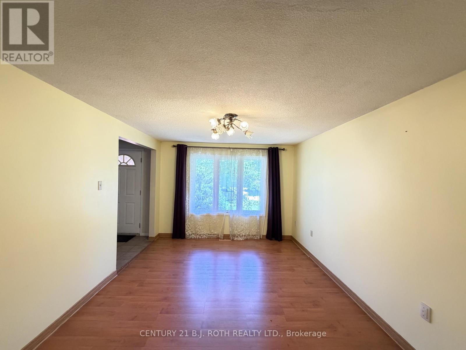 Spacious dining room - Upper - 29 Irwin Drive, Barrie, ON