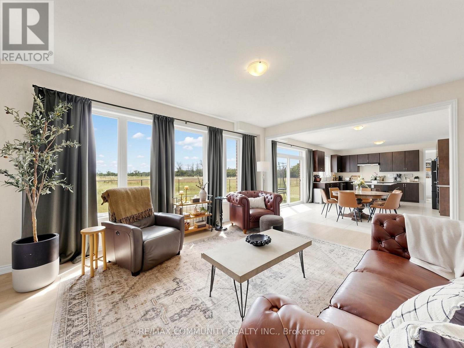 98 Golden Meadows Drive, Otonabee-South Monaghan, ON - Indoor Photo Showing Living Room
