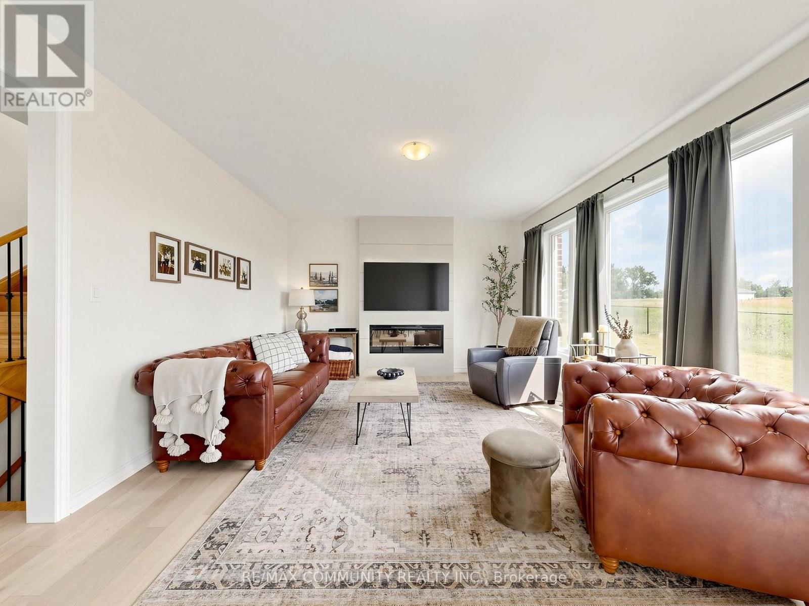 98 Golden Meadows Drive, Otonabee-South Monaghan, ON - Indoor Photo Showing Living Room