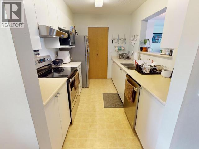 307-5700 Willow Ave, Powell River, BC - Indoor Photo Showing Kitchen With Double Sink
