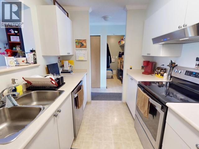 307-5700 Willow Ave, Powell River, BC - Indoor Photo Showing Kitchen With Double Sink