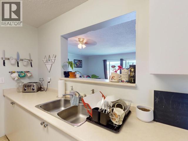 307-5700 Willow Ave, Powell River, BC - Indoor Photo Showing Kitchen With Double Sink