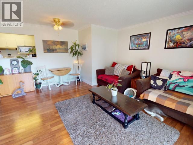 307-5700 Willow Ave, Powell River, BC - Indoor Photo Showing Living Room