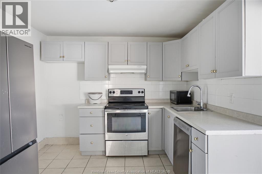 977 Gladstone, Windsor, ON - Indoor Photo Showing Kitchen