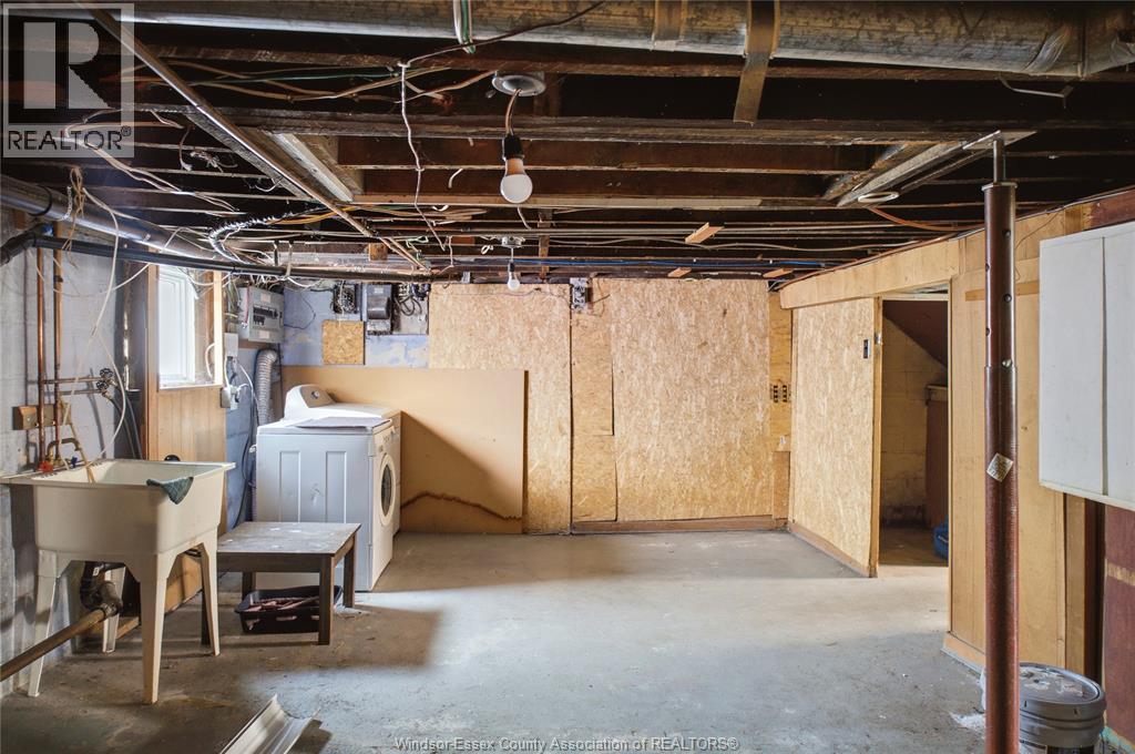 977 Gladstone, Windsor, ON - Indoor Photo Showing Basement