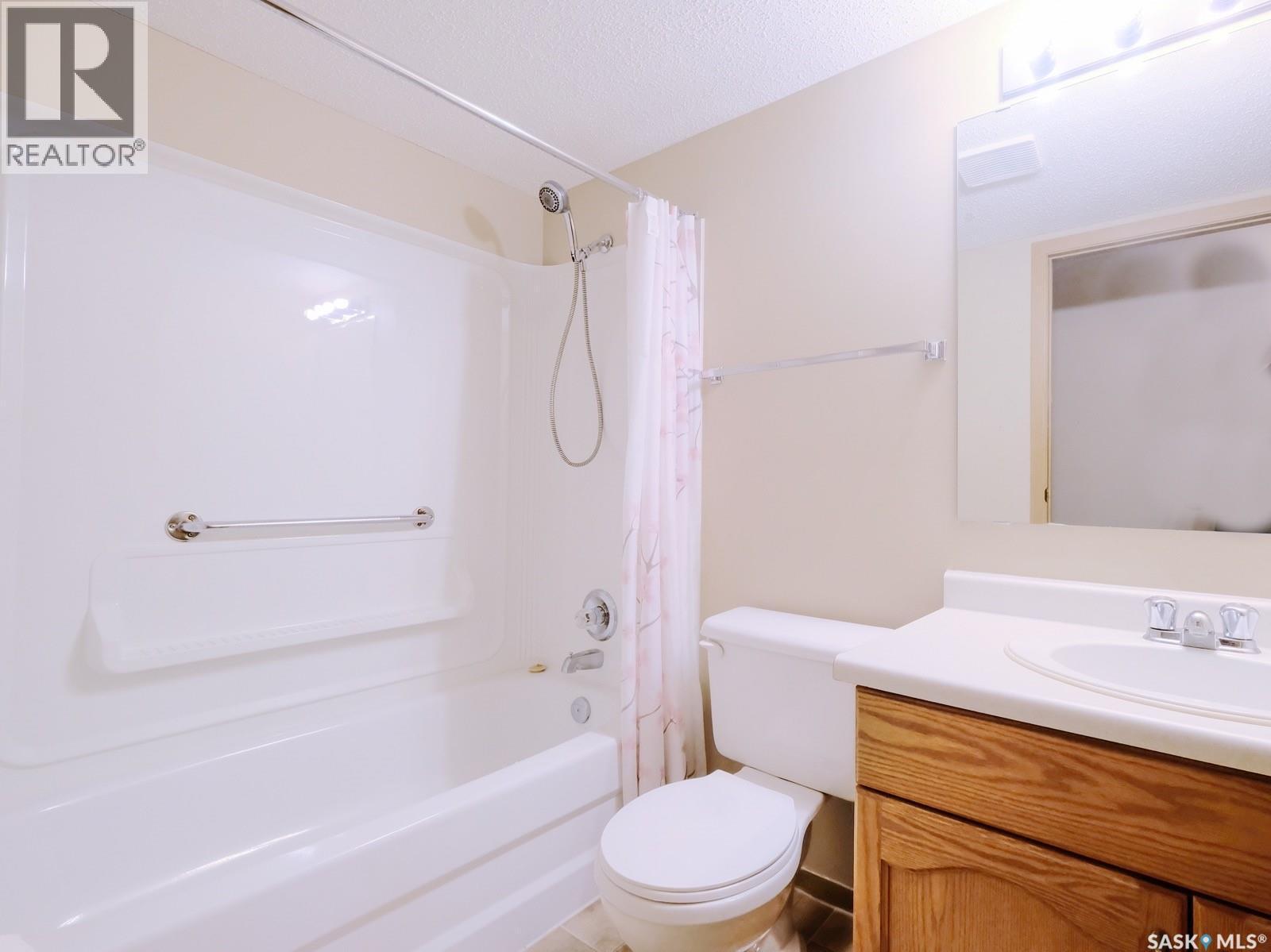 101 114 Third Avenue E, Rosetown, SK - Indoor Photo Showing Bathroom