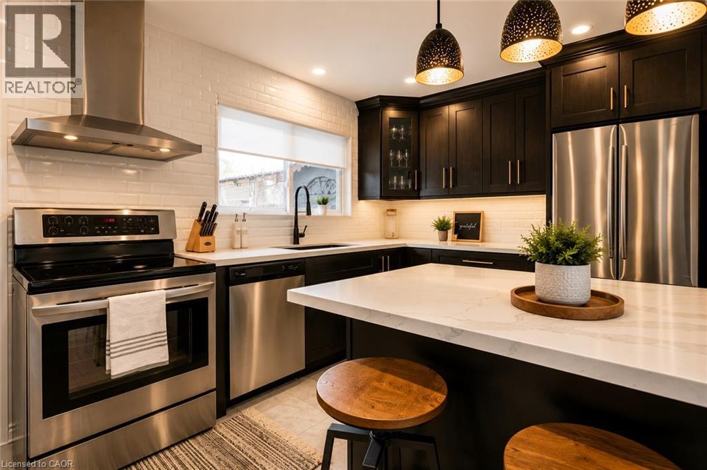 33 Fairlawn Road, Kitchener, ON - Indoor Photo Showing Kitchen With Upgraded Kitchen