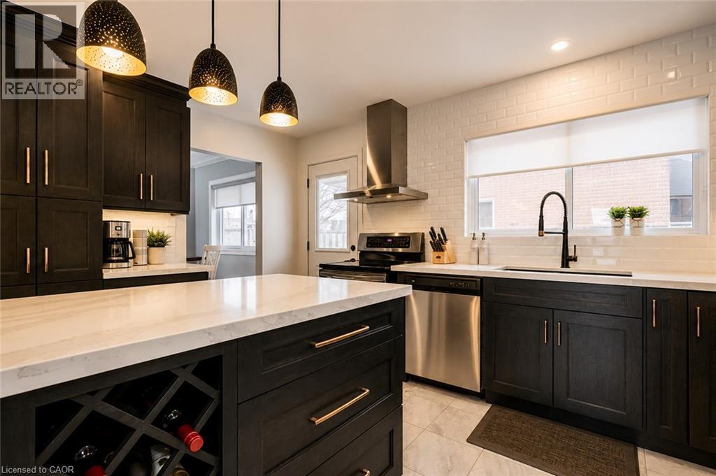 33 Fairlawn Road, Kitchener, ON - Indoor Photo Showing Kitchen With Upgraded Kitchen