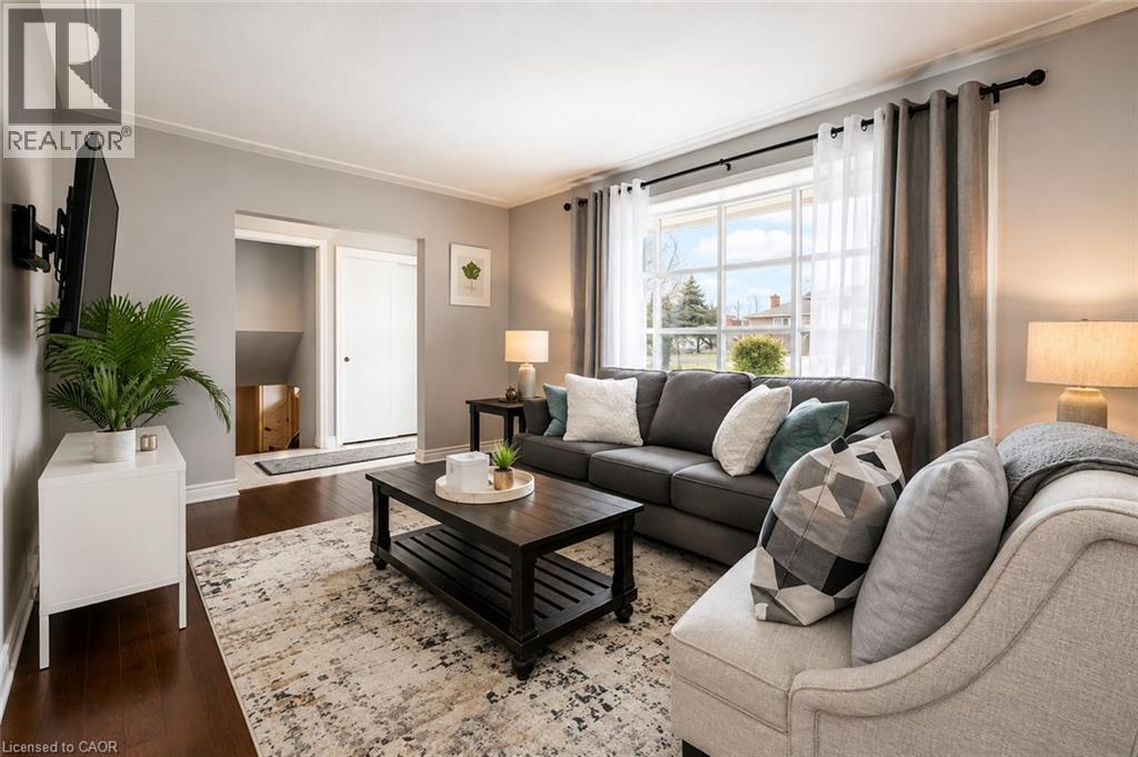 33 Fairlawn Road, Kitchener, ON - Indoor Photo Showing Living Room