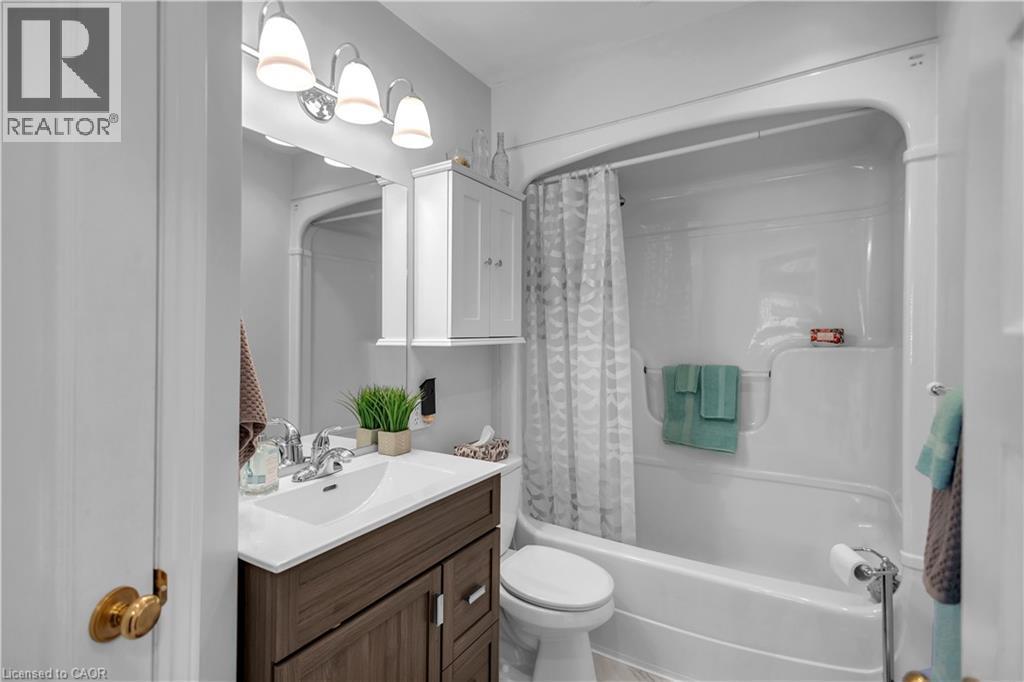 71 Alexander Drive, Brantford, ON - Indoor Photo Showing Bathroom
