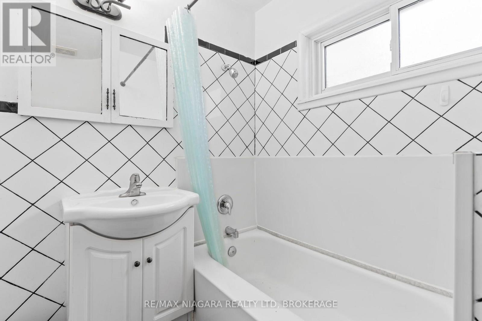 73 Hillview Road, St. Catharines (Western Hill), ON - Indoor Photo Showing Bathroom