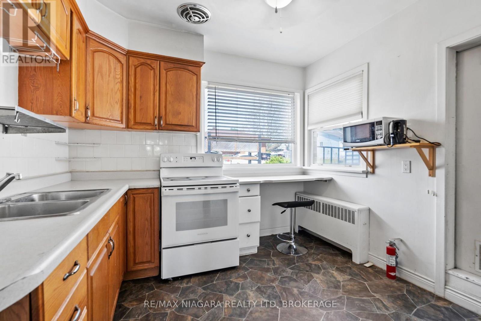 73 Hillview Road, St. Catharines (Western Hill), ON - Indoor Photo Showing Kitchen With Double Sink