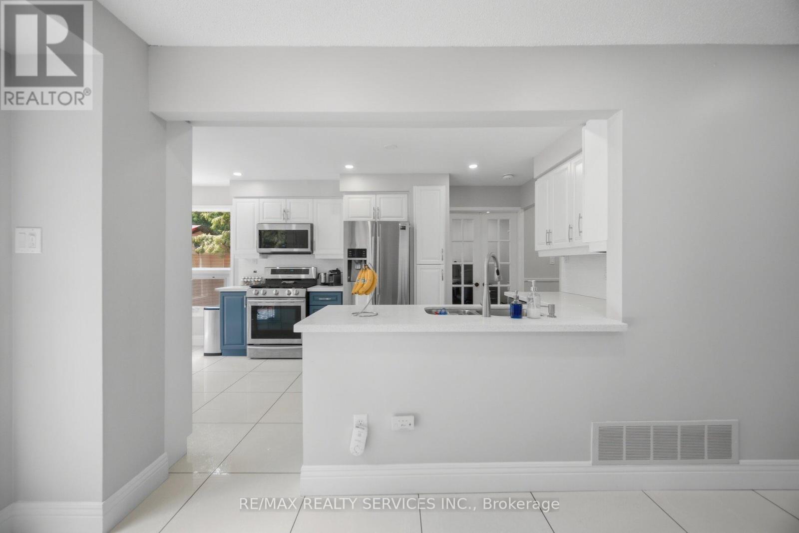 8 Paramount Place, Brampton, ON - Indoor Photo Showing Kitchen