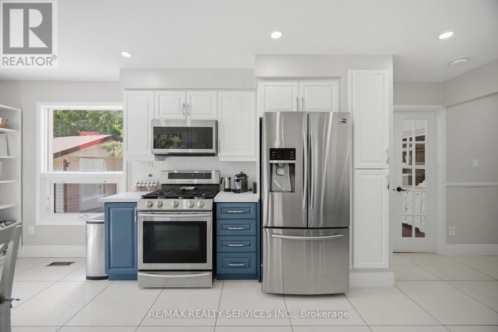 8 Paramount Place, Brampton, ON - Indoor Photo Showing Kitchen With Stainless Steel Kitchen
