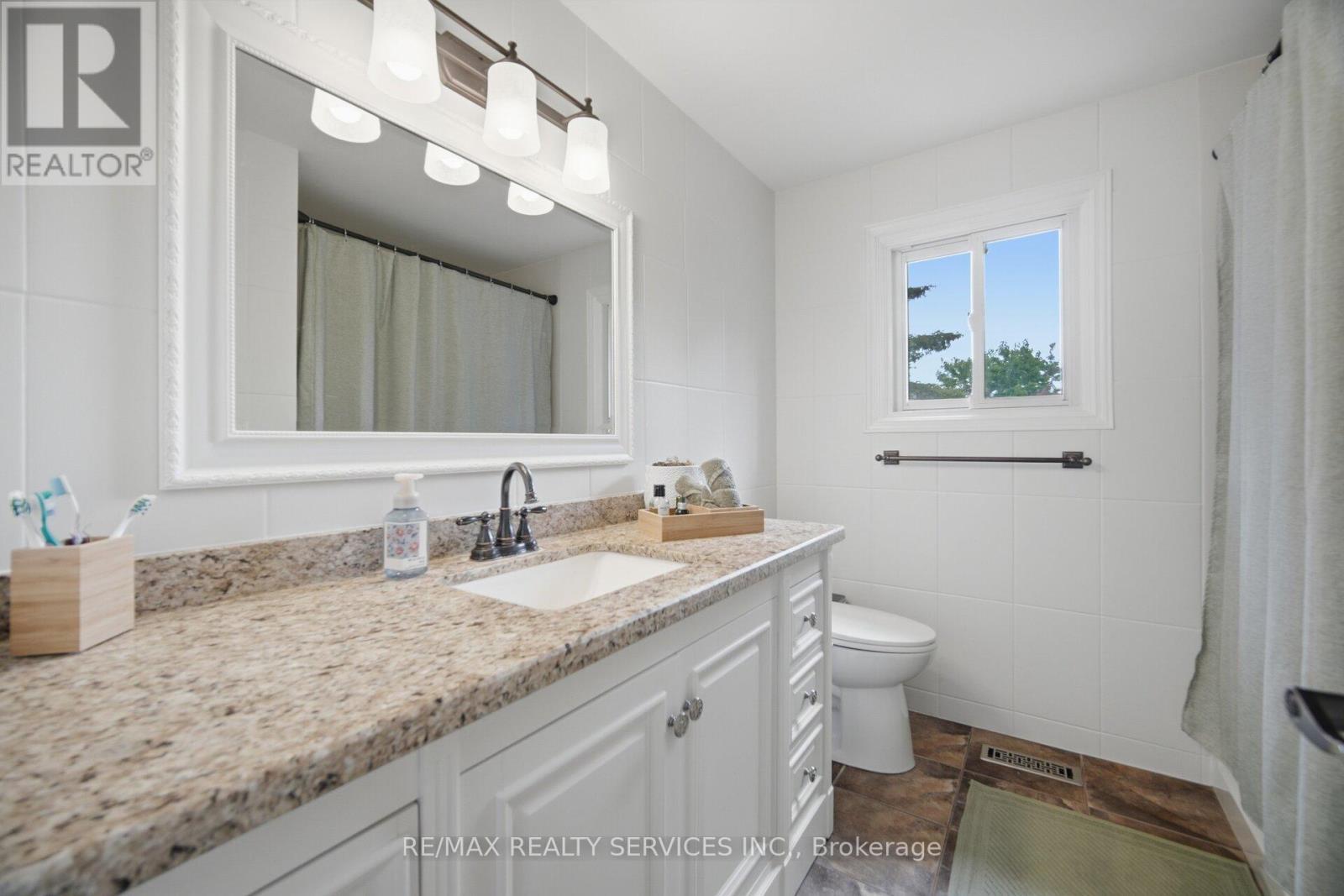 8 Paramount Place, Brampton, ON - Indoor Photo Showing Bathroom