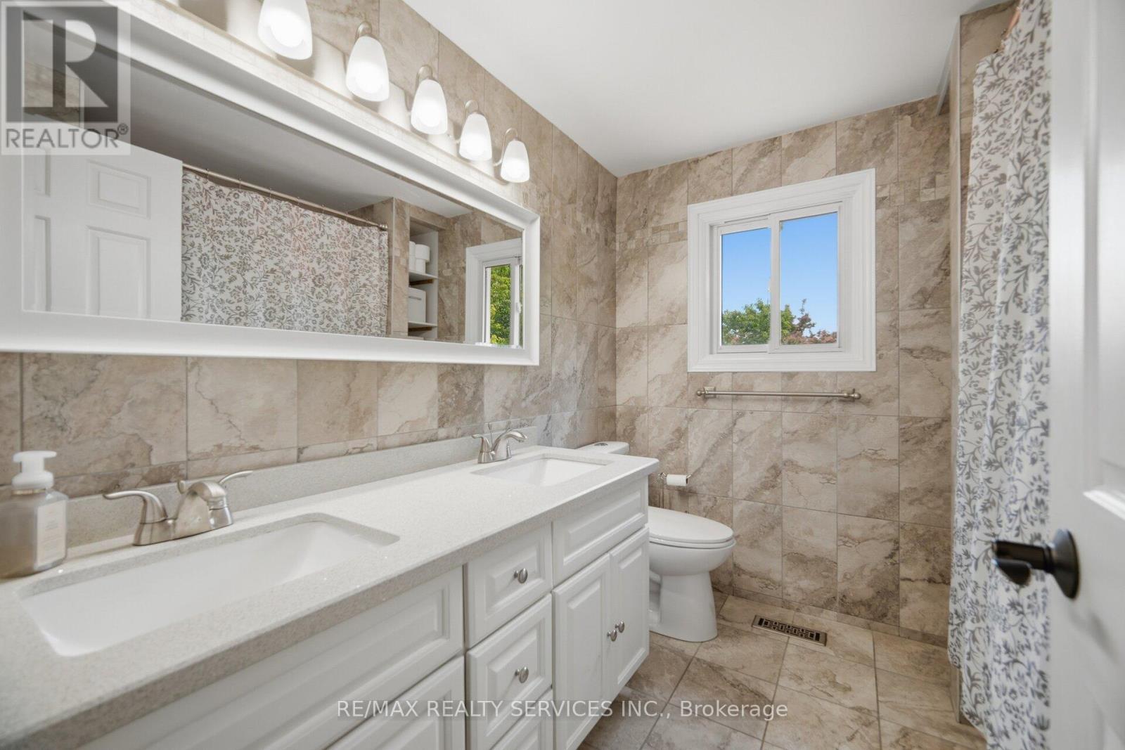 8 Paramount Place, Brampton, ON - Indoor Photo Showing Bathroom