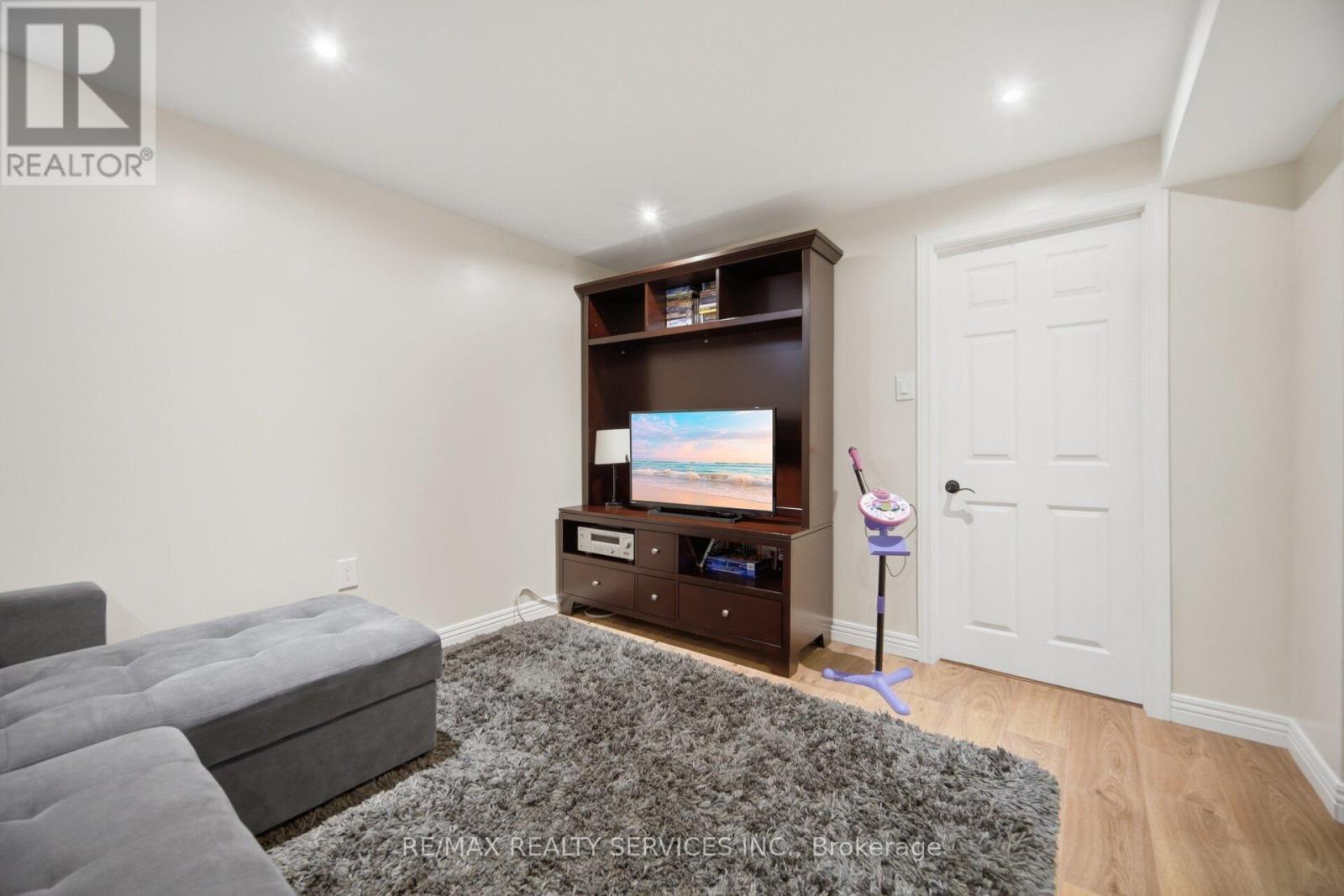 8 Paramount Place, Brampton, ON - Indoor