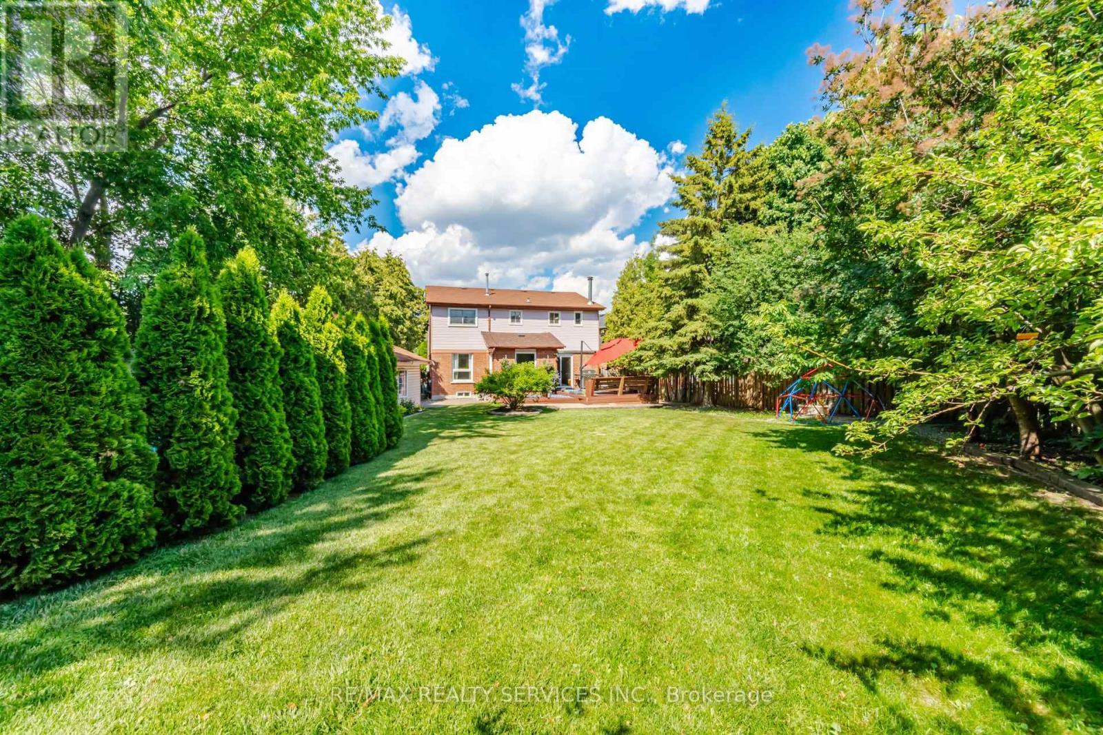 8 Paramount Place, Brampton, ON - Outdoor