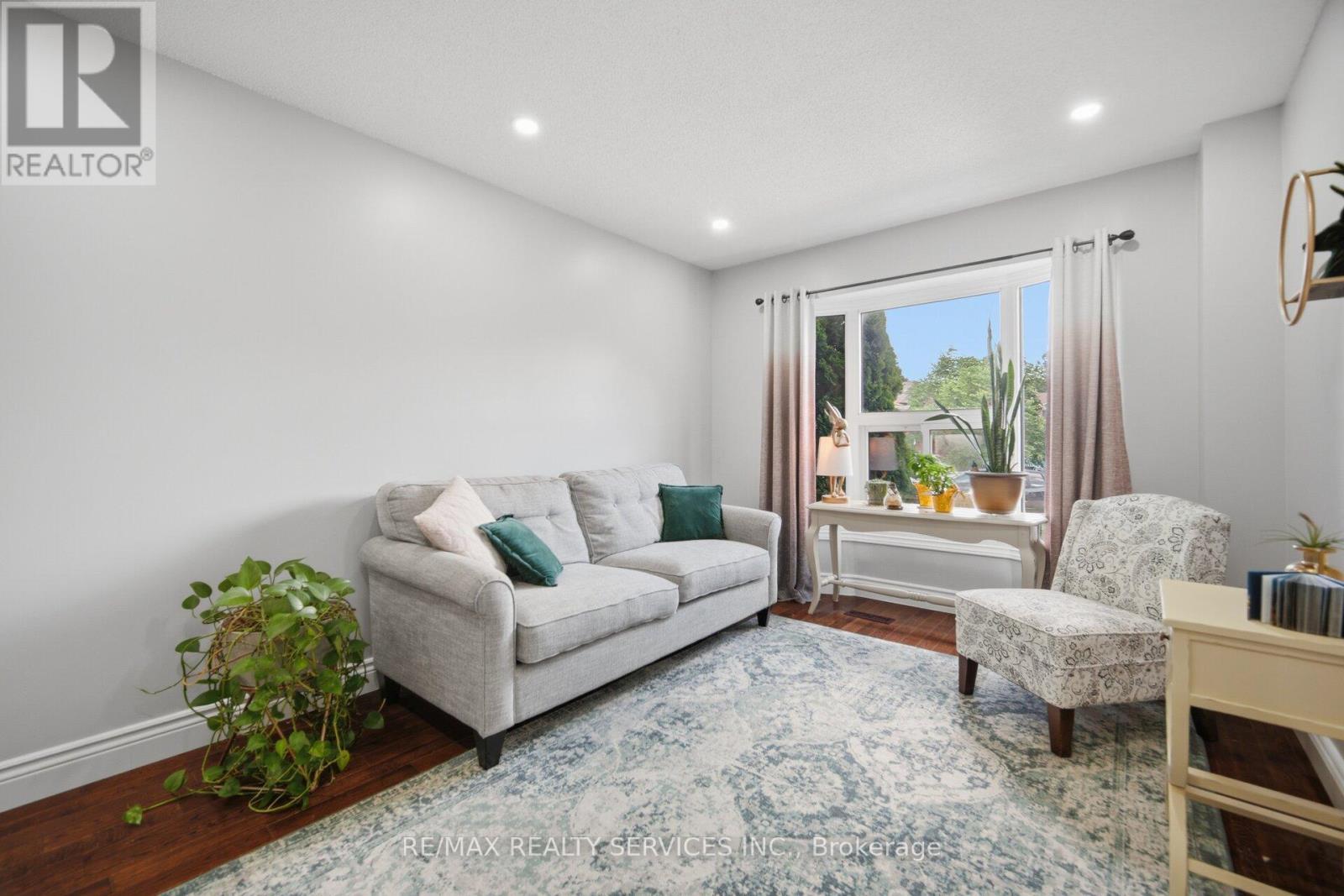 8 Paramount Place, Brampton, ON - Indoor Photo Showing Living Room
