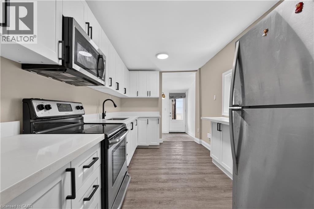 332 East Avenue N, Hamilton, ON - Indoor Photo Showing Kitchen