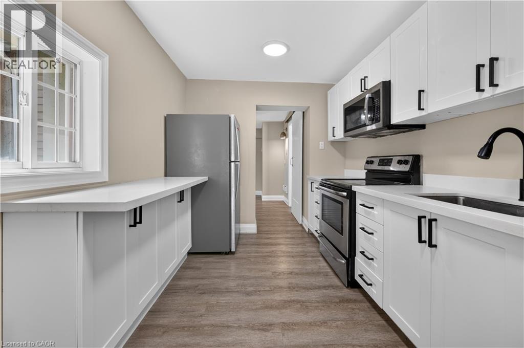 332 East Avenue N, Hamilton, ON - Indoor Photo Showing Kitchen With Upgraded Kitchen