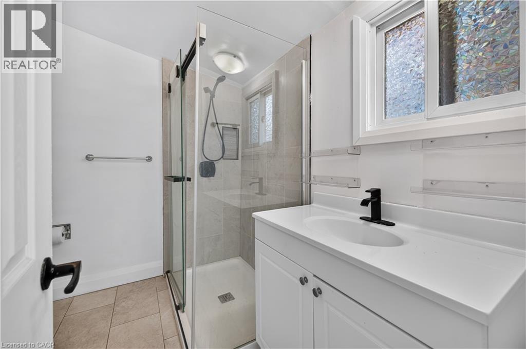 332 East Avenue N, Hamilton, ON - Indoor Photo Showing Bathroom