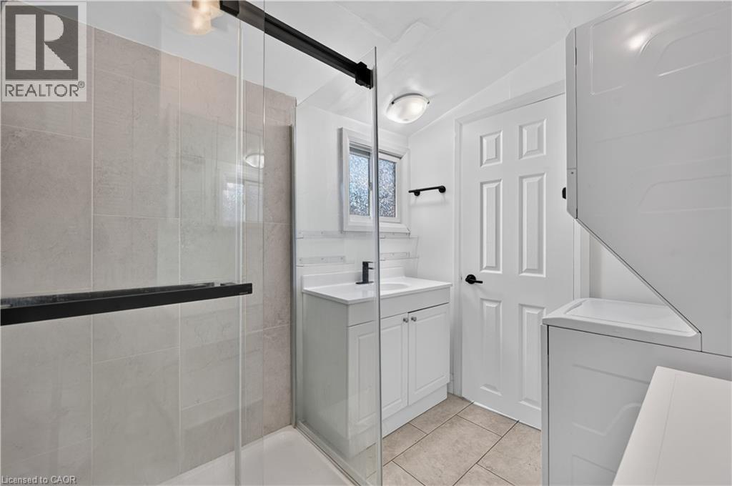 332 East Avenue N, Hamilton, ON - Indoor Photo Showing Bathroom