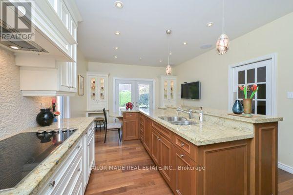 3 Stonegate Drive, Brampton, ON - Indoor Photo Showing Kitchen With Double Sink With Upgraded Kitchen