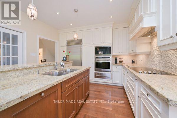 3 Stonegate Drive, Brampton, ON - Indoor Photo Showing Kitchen With Double Sink With Upgraded Kitchen