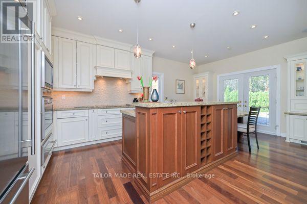 3 Stonegate Drive, Brampton, ON - Indoor Photo Showing Kitchen With Upgraded Kitchen