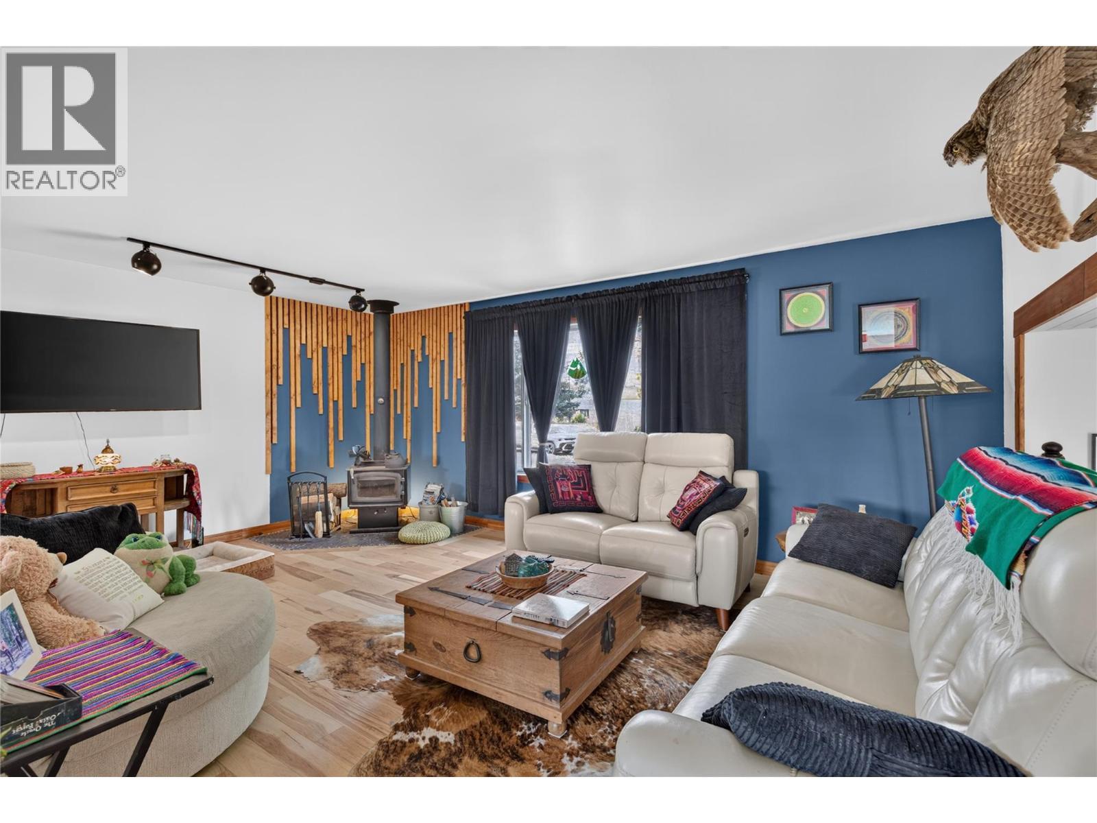 6415 Glendora Way, Coldstream, BC - Indoor Photo Showing Living Room