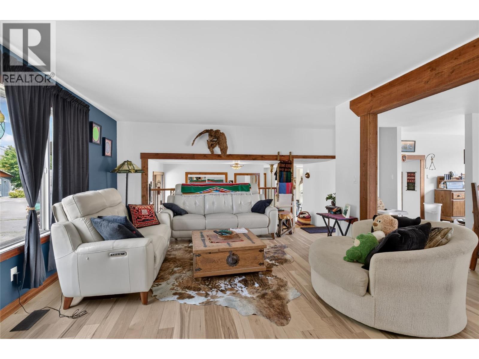 6415 Glendora Way, Coldstream, BC - Indoor Photo Showing Living Room