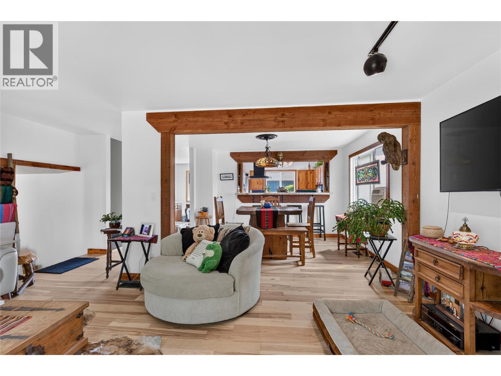 6415 Glendora Way, Coldstream, BC - Indoor Photo Showing Living Room