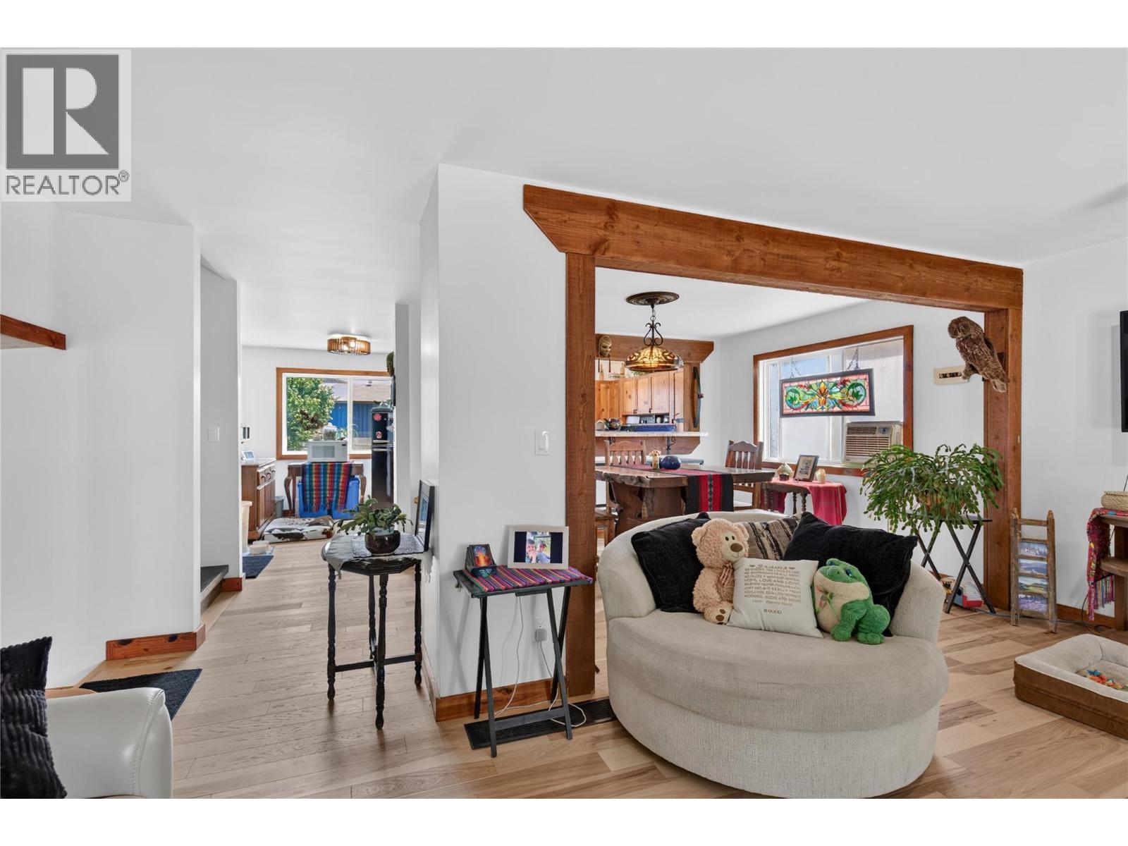 6415 Glendora Way, Coldstream, BC - Indoor Photo Showing Living Room