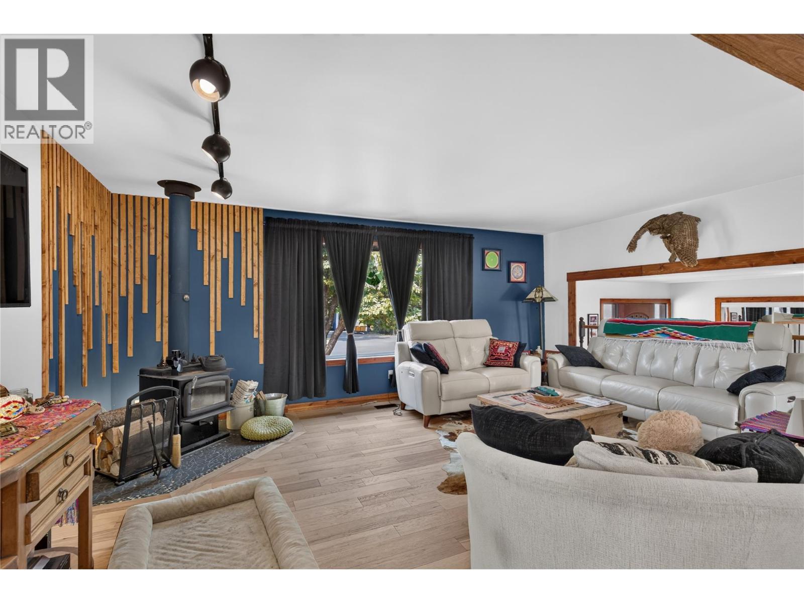 6415 Glendora Way, Coldstream, BC - Indoor Photo Showing Living Room