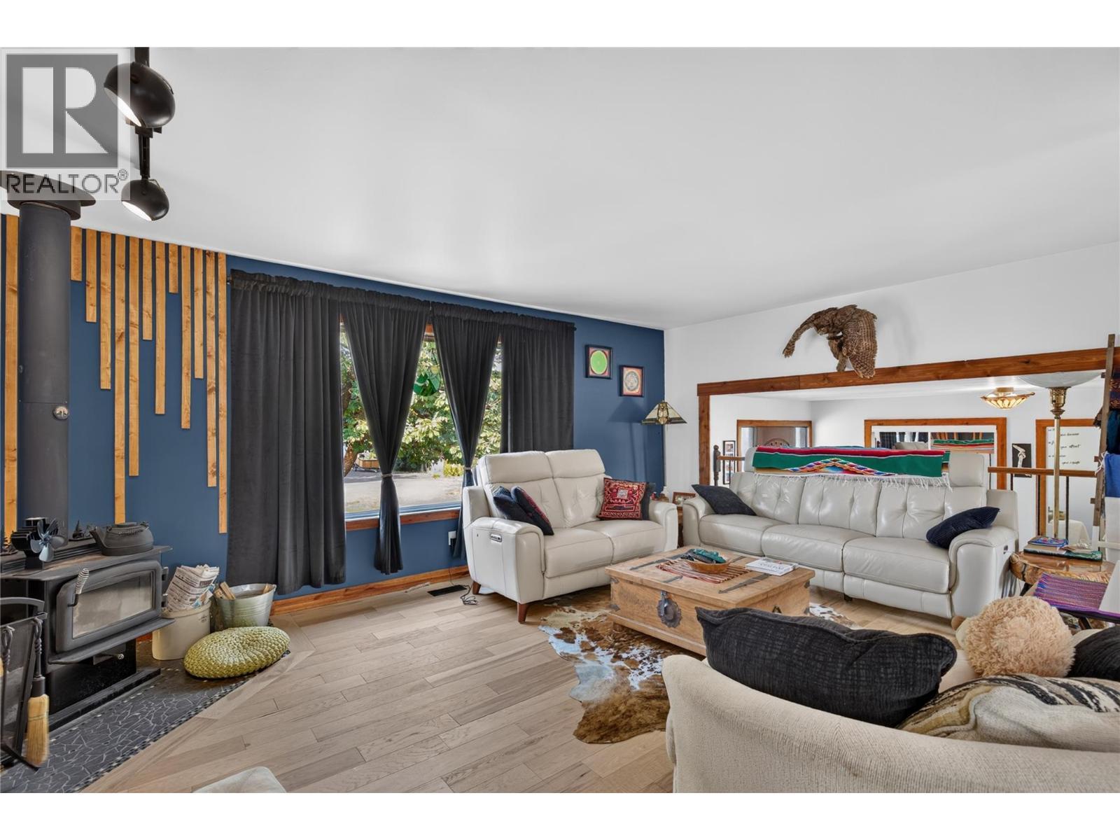 6415 Glendora Way, Coldstream, BC - Indoor Photo Showing Living Room