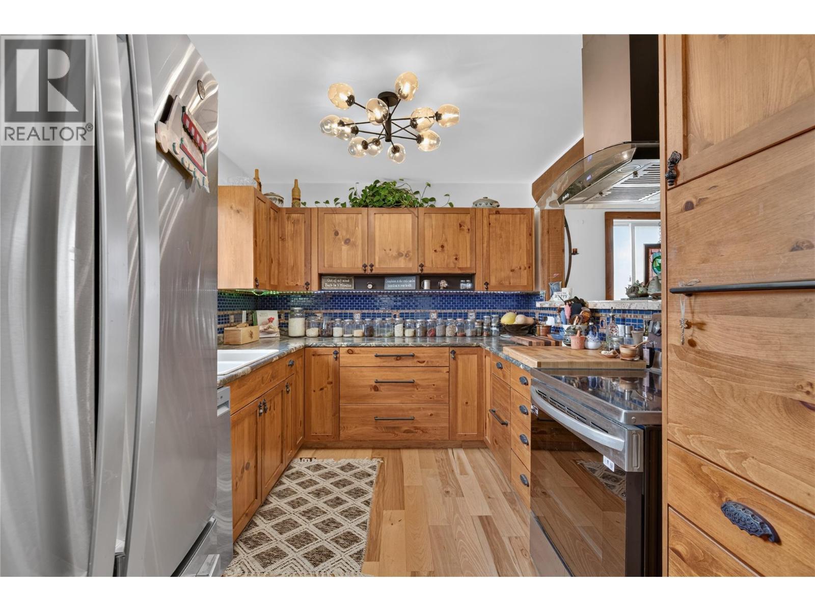 6415 Glendora Way, Coldstream, BC - Indoor Photo Showing Kitchen